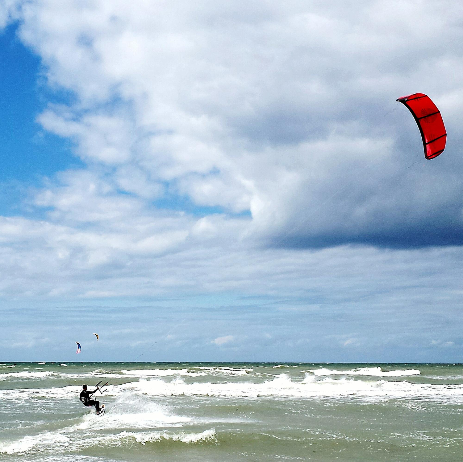 Windsurfing a kitesurfing: Czym się różni?