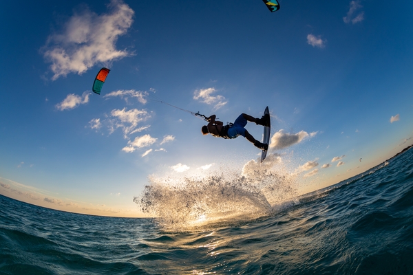Jaki wiatr na kitesurfing? Czyli kiedy warto iść na wodę
