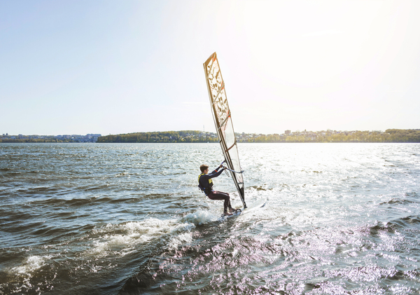 Jaki żagiel wybrać do windsurfingu?